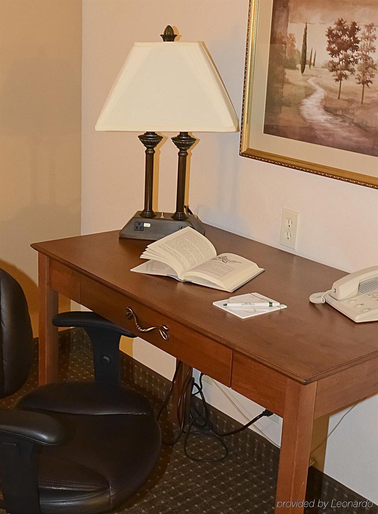 Expressway Suites Fargo Chambre photo